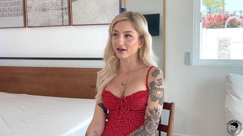 Tommy Wood XXX: 阴户漂亮的灵活金发女郎被撑开
