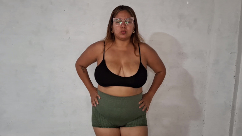 SugarPose: BBW Latina Tränar Topless