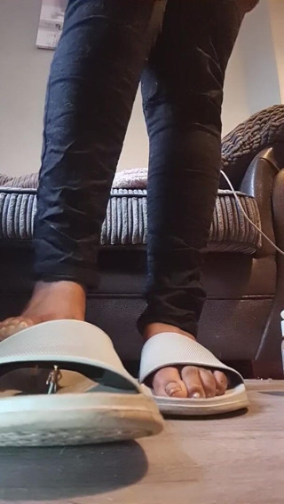 Simp to my ebony feet: Sandale uriașe zdrobite