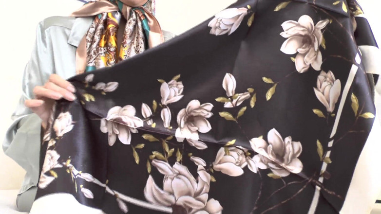 Lady Victoria Valente: Satin scarves baru ibu tirimu bikin kamu sange! Mengkilap sangat...