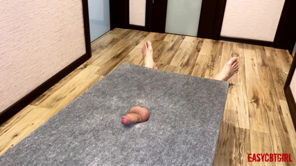 AnnyCandyPainboy: 女性の足元に小さなチンポが作られる