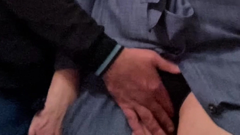 Niki studio: 陌生人在地铁上班前用手指抚摸饥渴的熟女