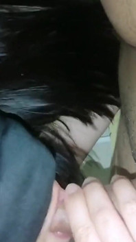 ฉันให้ลูกพี่เลี้ยงเห็นนมฉัน แล้วรู้สึกปากดูดควย