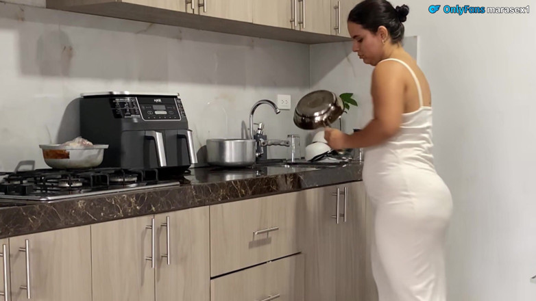 MaRaSexx: A Beautiful Amateur Couple Shares Kitchen and Have Delicious Morning...