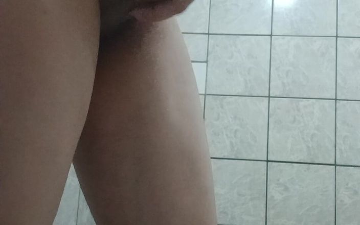 Solocaseiro: Morena desnuda mostrando su peludo