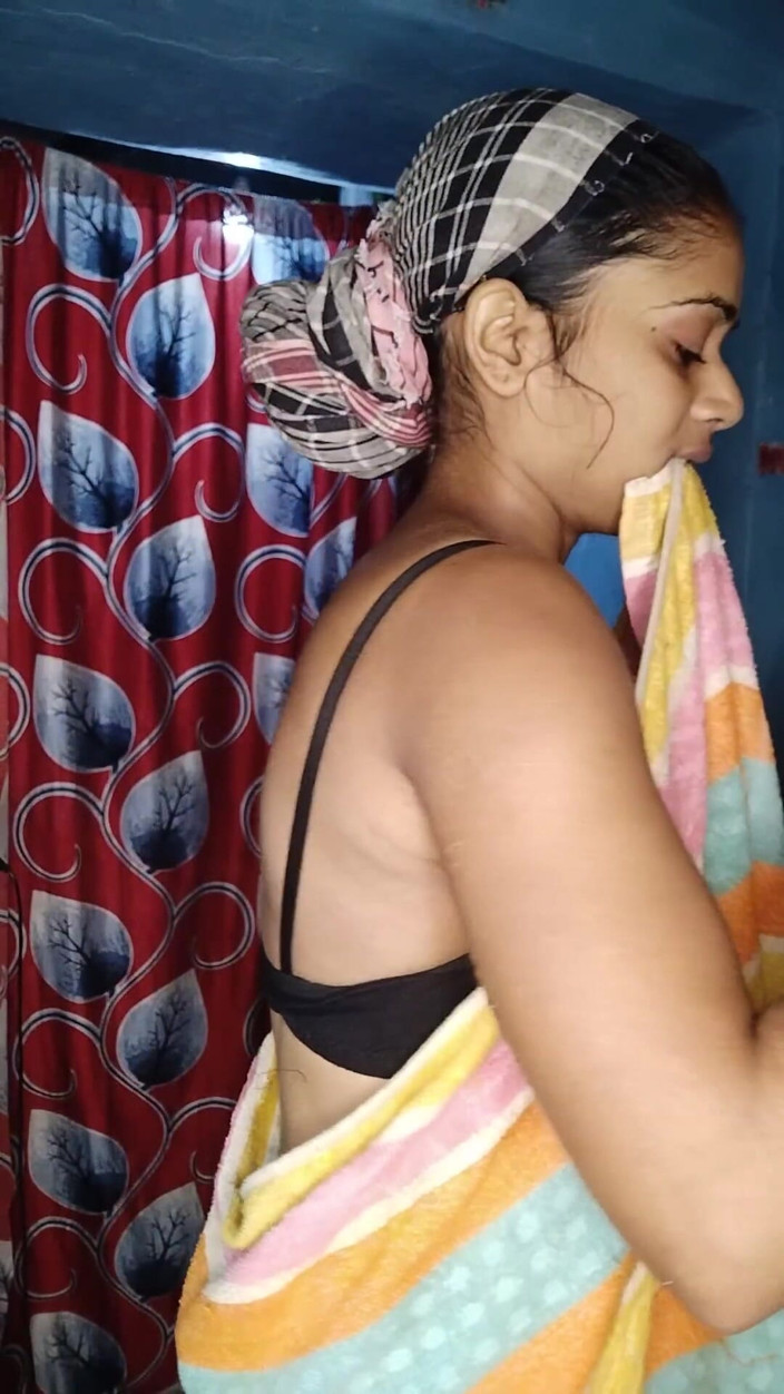 Surajpuja813: Chồng tôi cũng đã quay video khỏa thân của tôi