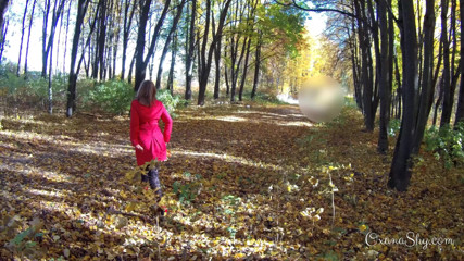 MILF Oxana: Expunere în aer liber și muie în parcul toamnei