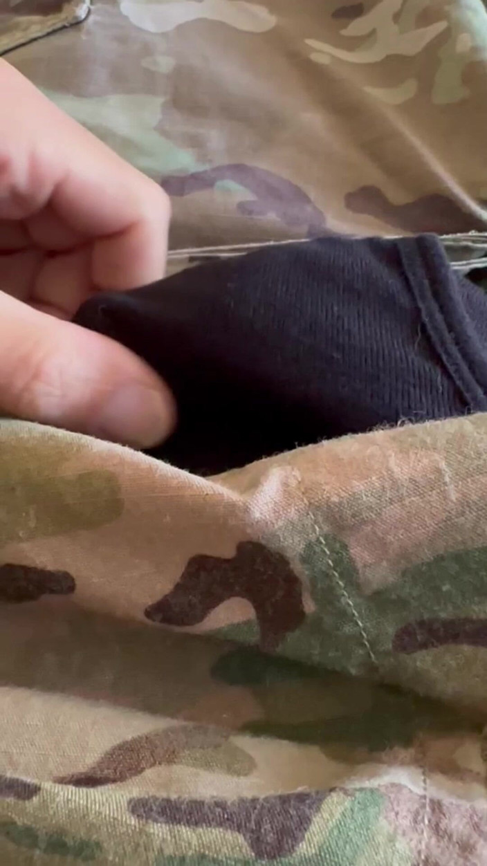 Gay Soldier Stuff: Üniformalı Asker Solider zonklayan sert yarağını sıvazlıyor ve üniformasına ve iç çamaşırına...