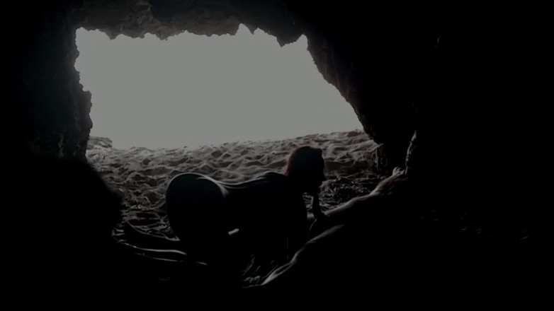 Magia Rosa: Couple recorded at the beach, inside the cave