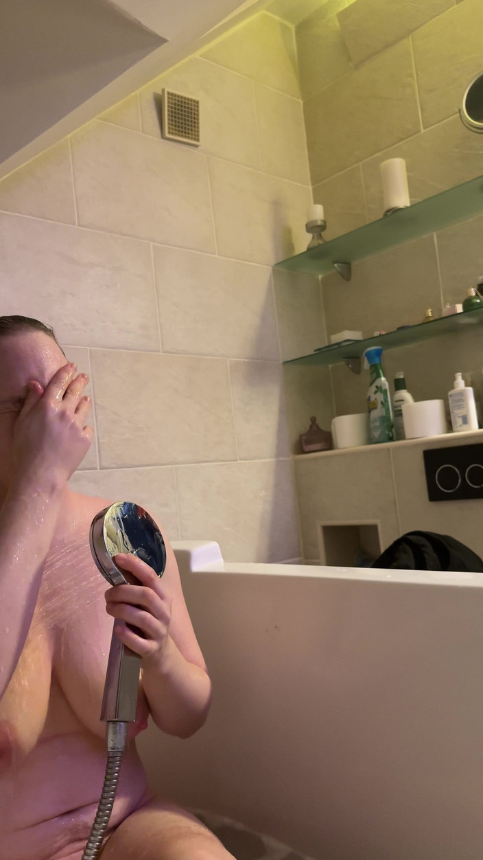 SweetLucy96: Apa caldă îmi întărește sânii