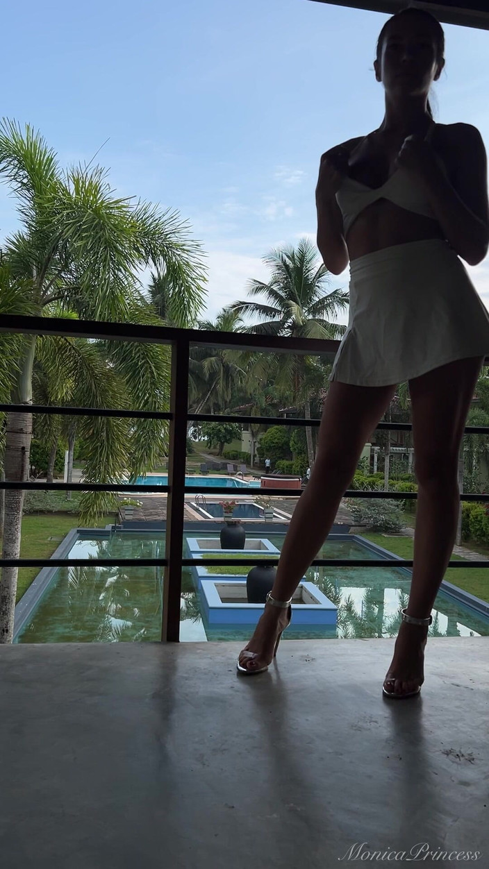 Princess Monica: आउटडोर चमकाना, मॉडलिंग, स्तन पर थूकना, नकली वीर्य का खेल