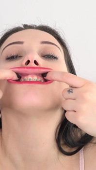 Videoclip cu fetiș cu gură cu Bara care își expune aparat dentar.