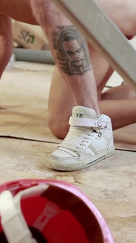 Josh Milk & Guillaume Wayne, turun di lutut awak... tolong