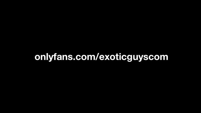 Exotic guys com: Chlupatý kus masturbuje ve sprše pro exotické chlapy