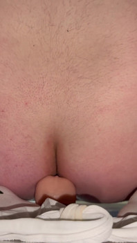 Garoto cavalga anal no vibrador