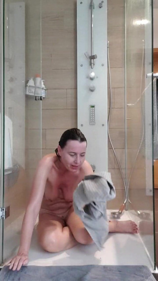 JulieEroticDress: シャワーを浴びながらオーガズムを迎えるMILFの姿