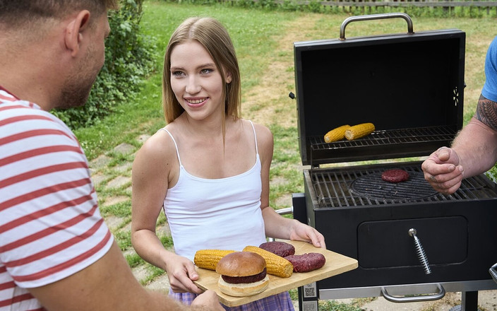 Only Tarts: Hot summer barbecue - maya ottiene il suo primo trio all'aperto