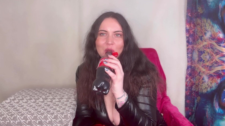 MissFFW: Miss ffw को फिज़ी ड्रिंक और बर्पिंग का मजा मिलता है