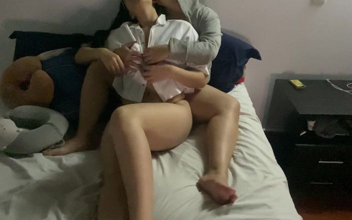 zoemelissa: 她让我来了很多次，我们在看电影，她开始抚摸我