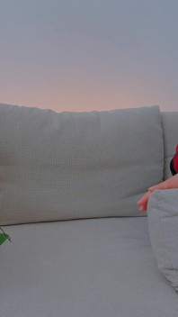 Tombul orta yaşlı seksi kadın oturma odasında yastığa biniyor