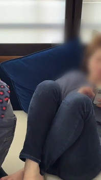 Mujer casada atormentada con un vibrador en el sofá