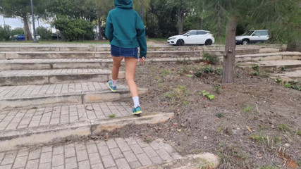 TheloveStory: Riskantes teen berührt muschi im freien