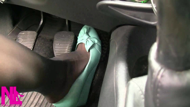 Nyllady: Membangkamkan kembali mobilku dengan flat balet merah seksi