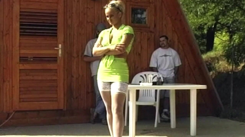 My German Amateurs: Une blonde suce et chevauche deux à l’extérieur