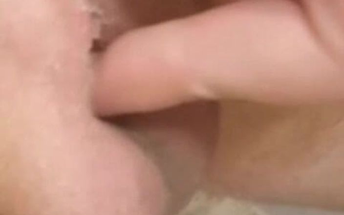 Adashah: Sissy se lo è fatto. Il pene della super-ragazza si è trasformato...