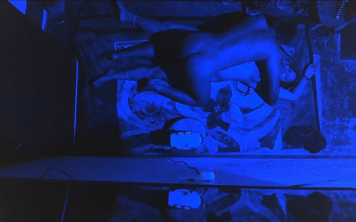 Busty Banuu: Indyjska para rucha się w nocy