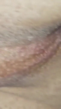 Ein verzweifelter typ lässt sich von einem frechen papi mit einem großen schwanz ficken!