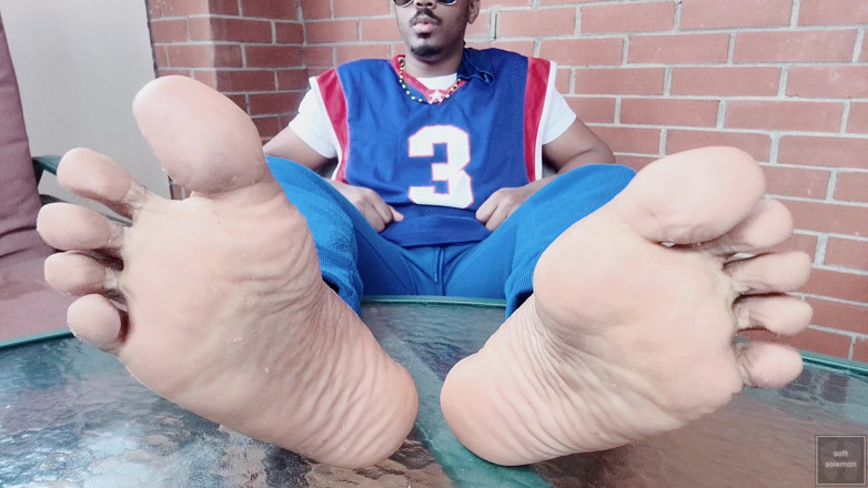 Soft Soleman: Tocco e mostgo i miei piedi maschili nel solarium (2025)