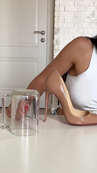 Giantess-executrix zjada i krokuje na tiny men na boso i obcasach