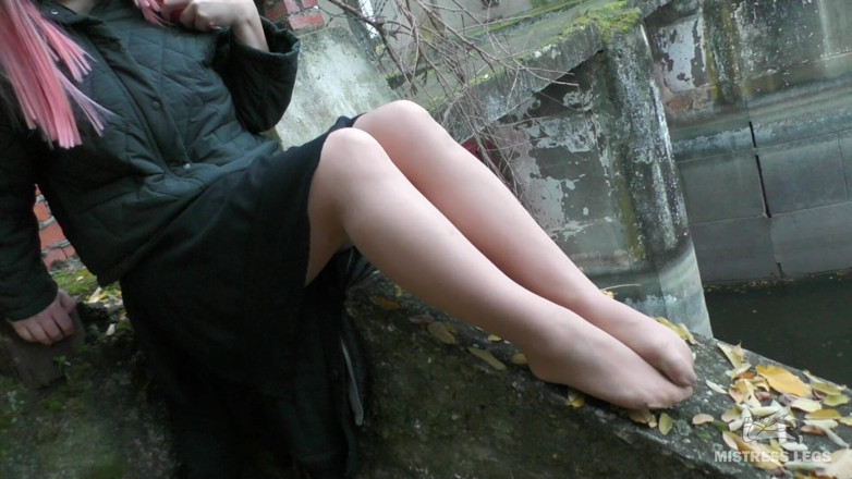 Mistress Legs: Pernas de nylon ao ar livre brincam com folhas de...