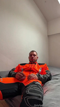 Тайлер Блейк Віліс в робочому одязі, м'язи згинаються, гра з ділдо, дрочить в gear.