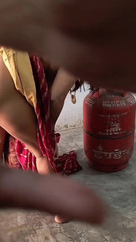 Pados Wali Bhabhi Ko Gas Cylinder Lagane Ke Bahane Ghar Me Ghodi Banaa K Choda Aur Sadka Muh Pe Nikaal Diya