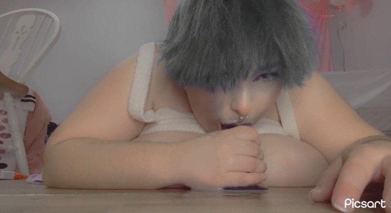 Mushroombitchx: 女の子が乱れたフェラチオをする