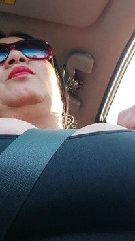 Mama vitregă care călătorește, fani solo în slow motion, în mașină cu țâțe mari