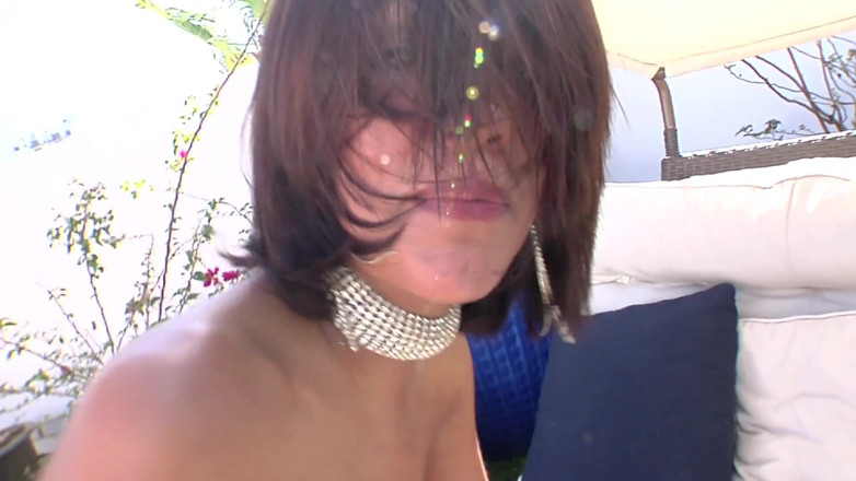 Hot Girlz: Sexy latina cavalga pau ao ar livre