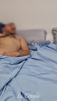 的女友偷偷进入朋友的卧室，开始偷偷地和男人玩乐