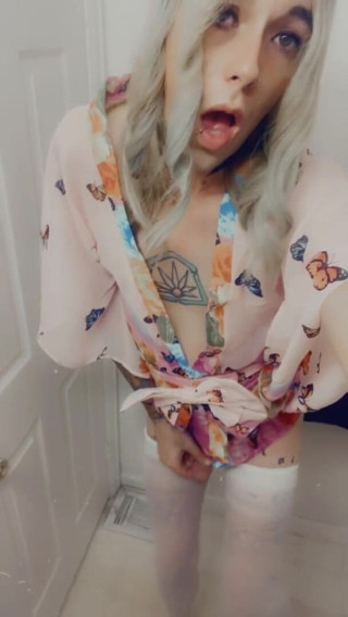 CarmenMelatonin: Kimono Kiss babe wants cock