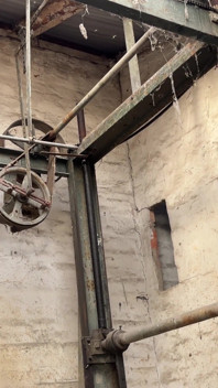 Soldatmädchen fickt sich in einer verlassenen fabrik