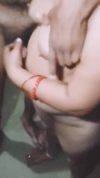 Cơ thể của người phụ nữ Bengali bị lộ trong một video