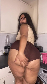 Imunda esguichando gordinha na cozinha