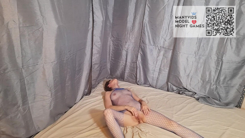 Night Games: Hezká žena prsty si udělá sperma