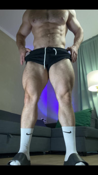 Insane Huge Quads Flexing and Shaking