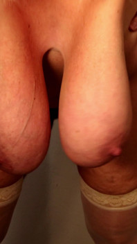 Baise passionnée dans l’escalier