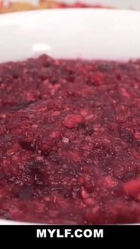 Ordu çocuğu Şükran Günü için büyük memeli üvey annesiyle tanışıyor