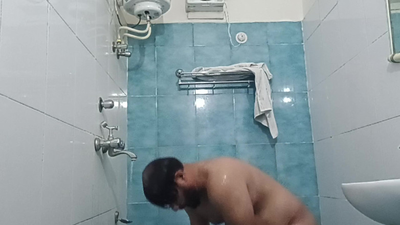 Daddy Dude: Ayah bogel India menikmati mandi panas dan menunjuk-nunjukkan tubuh basahnya