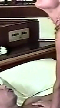 Tante semok rambut pirang lagi asik dientot habis-habisan sama banyak kontol